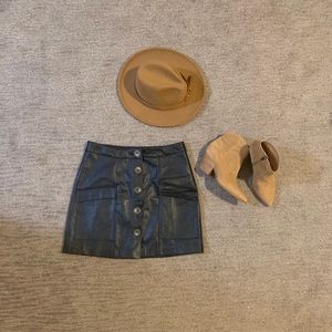 Black mini skirt, new without tag